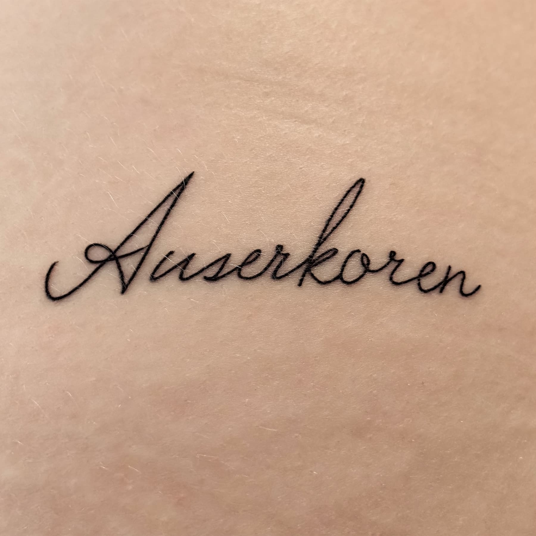 Cover des BLUMEK-Songs Auserkoren mit tätowiertem Schriftzug